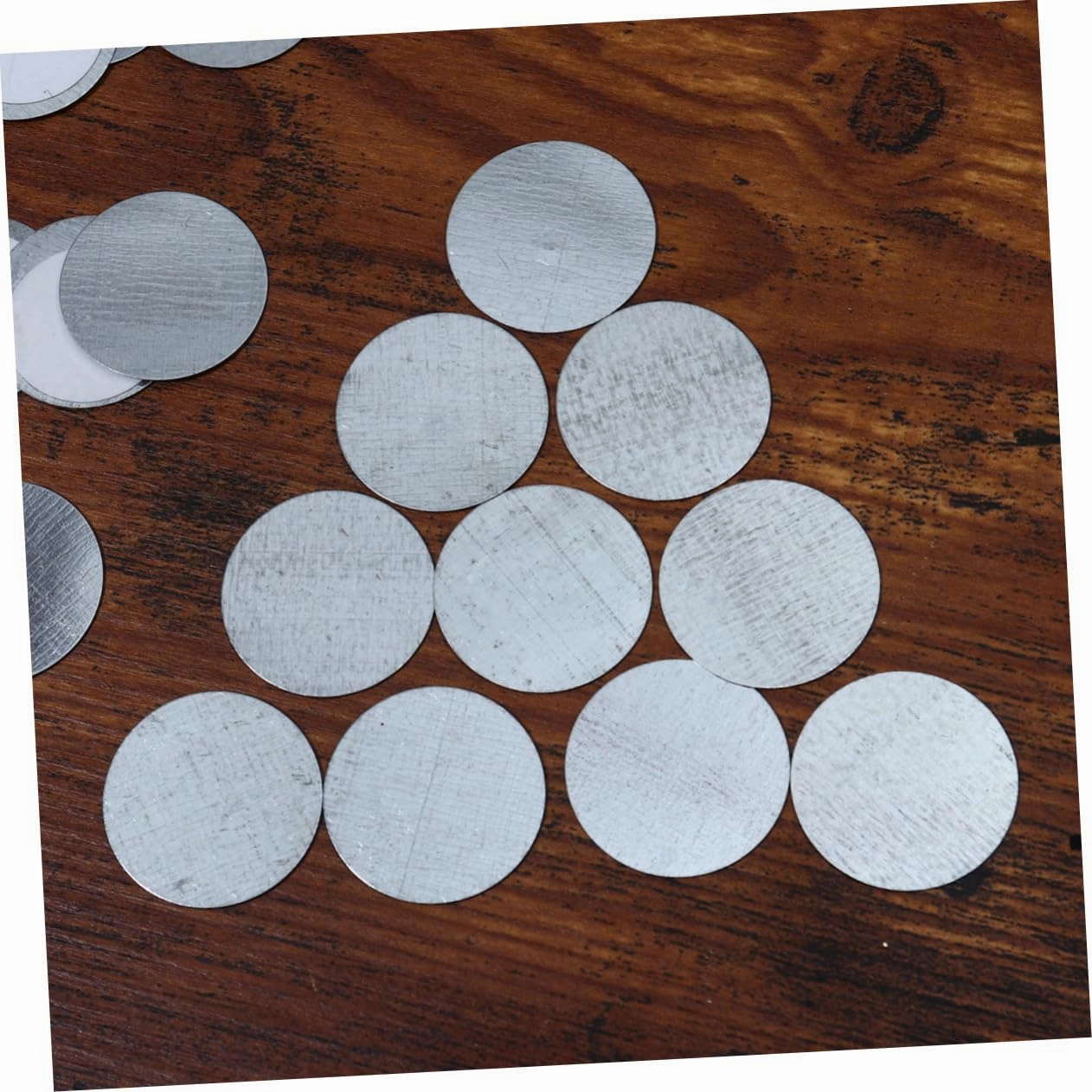 300pcs Round Double-sided Iron Plates for Eyeshadow Cases Makeup Tool Sheets for Organization Essential for Women Girls Makeup Applications