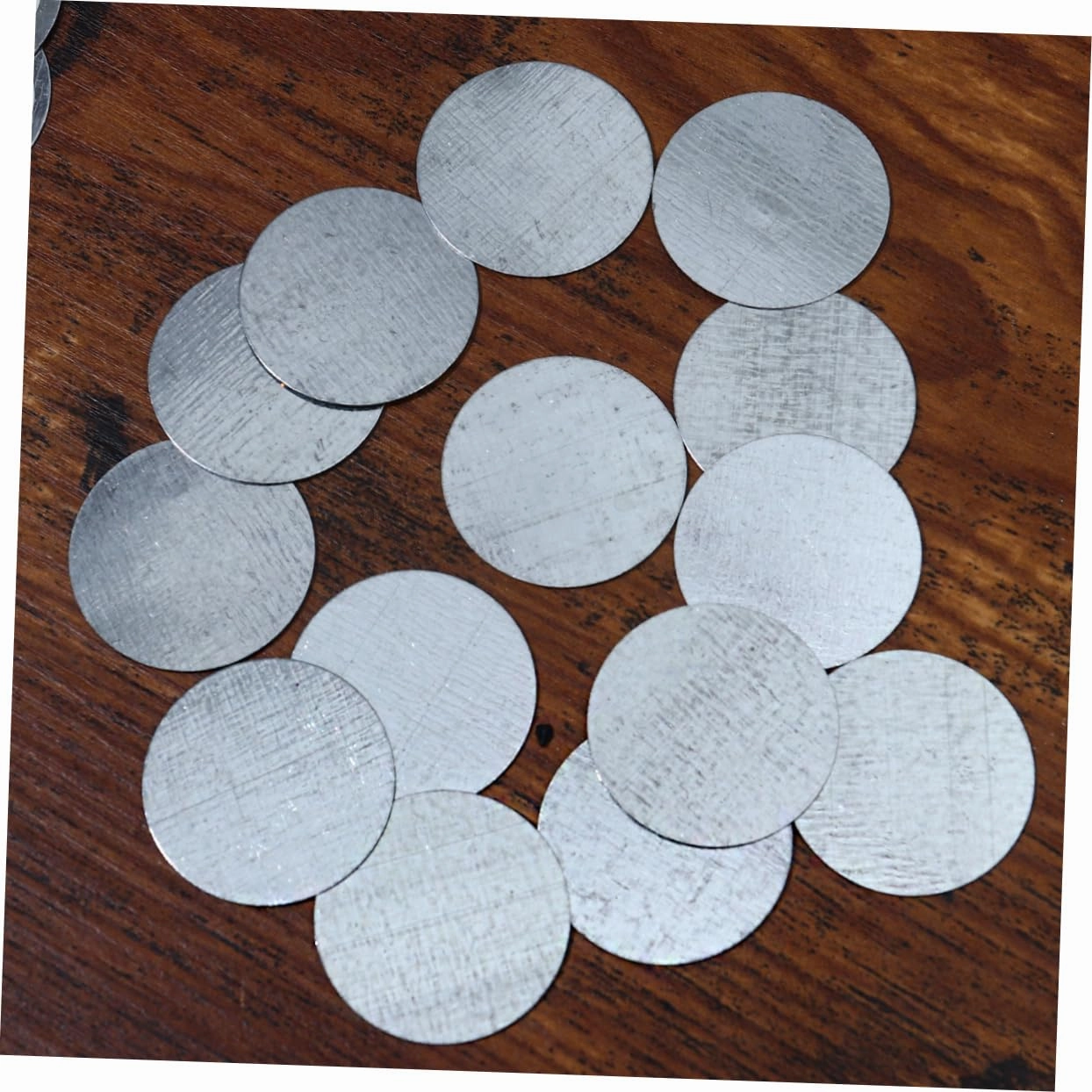 300pcs Round Double-sided Iron Plates for Eyeshadow Cases Makeup Tool Sheets for Organization Essential for Women Girls Makeup Applications