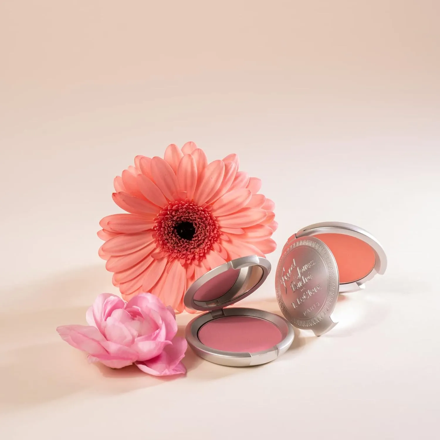 T. LeClerc Powder Blush - Professional High Impact All-Day Wear Flush of Color, Natural & Smooth Makeup Buildable Mineral - No Caking, Blends Easily & Contours Cheeks Made In France (Brun Voilé)
