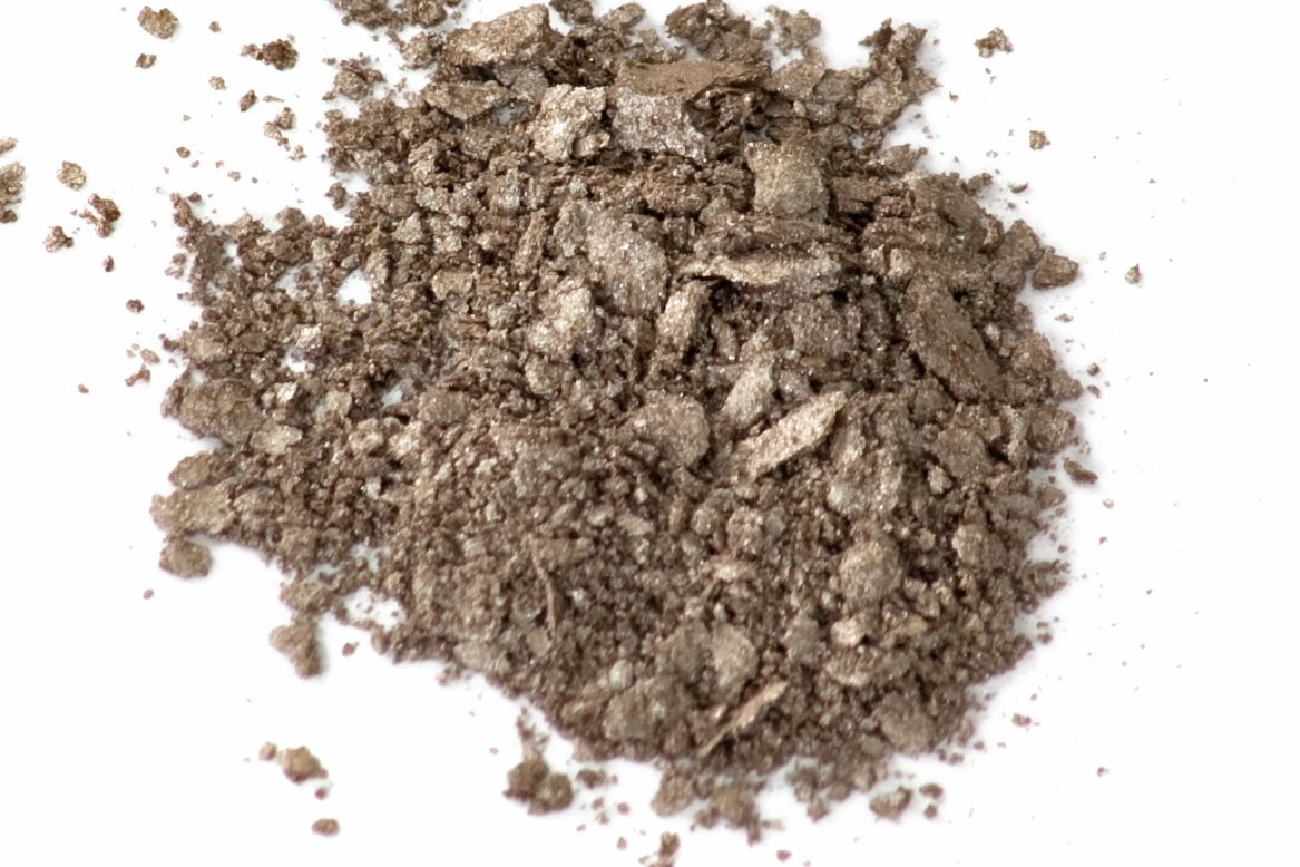 Zuzu Luxe Mineral Eyeshadow (Vixen - Sandy Taupe/Warm Shimmer), Richly pigmented, velvety smooth formula. Natural, Paraben Free, Vegan, Gluten-free, Cruelty-free, Non GMO, 0.07 oz